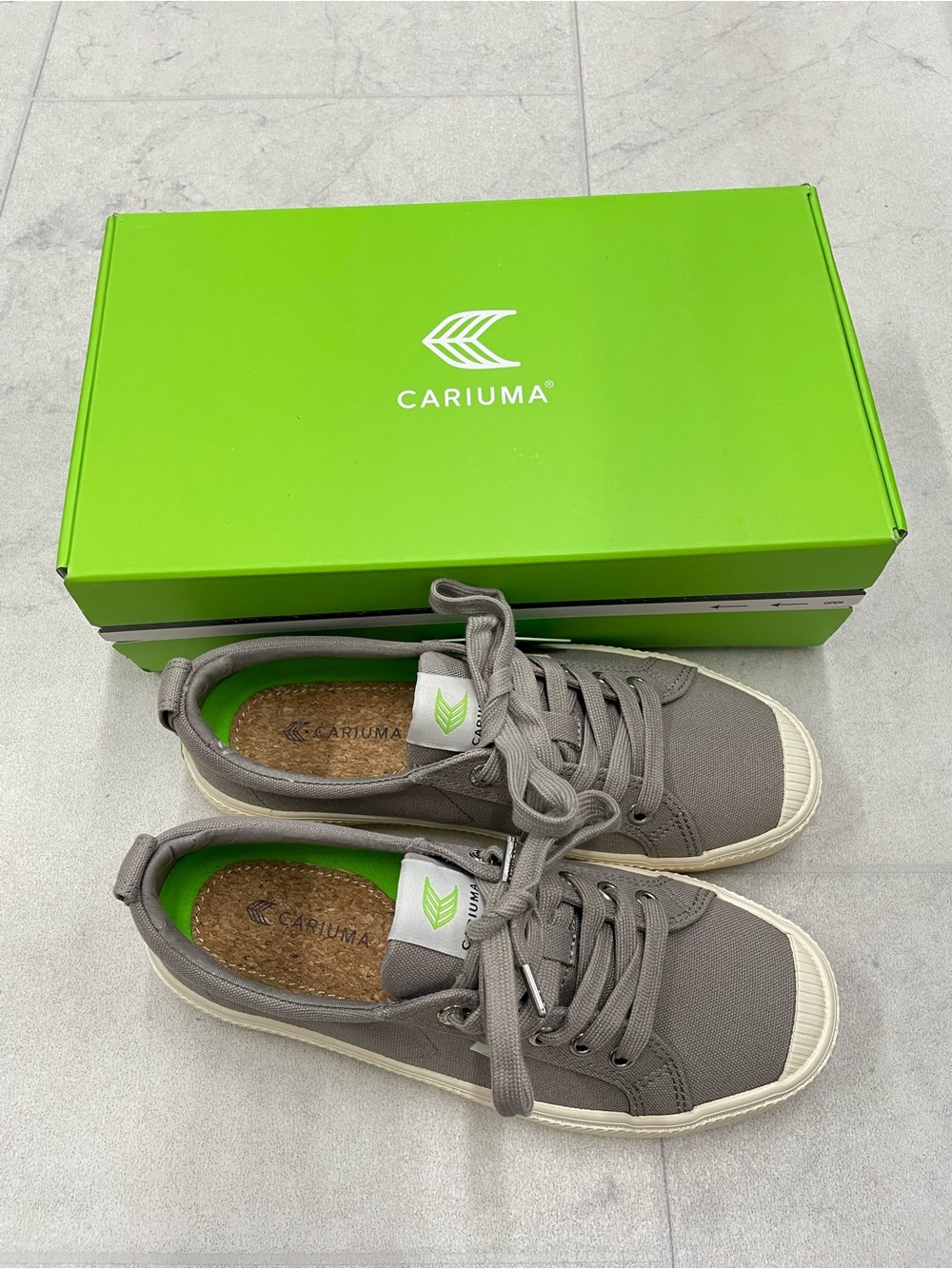 (CA-6) Cariuma OCA Low Canvas Sneaker